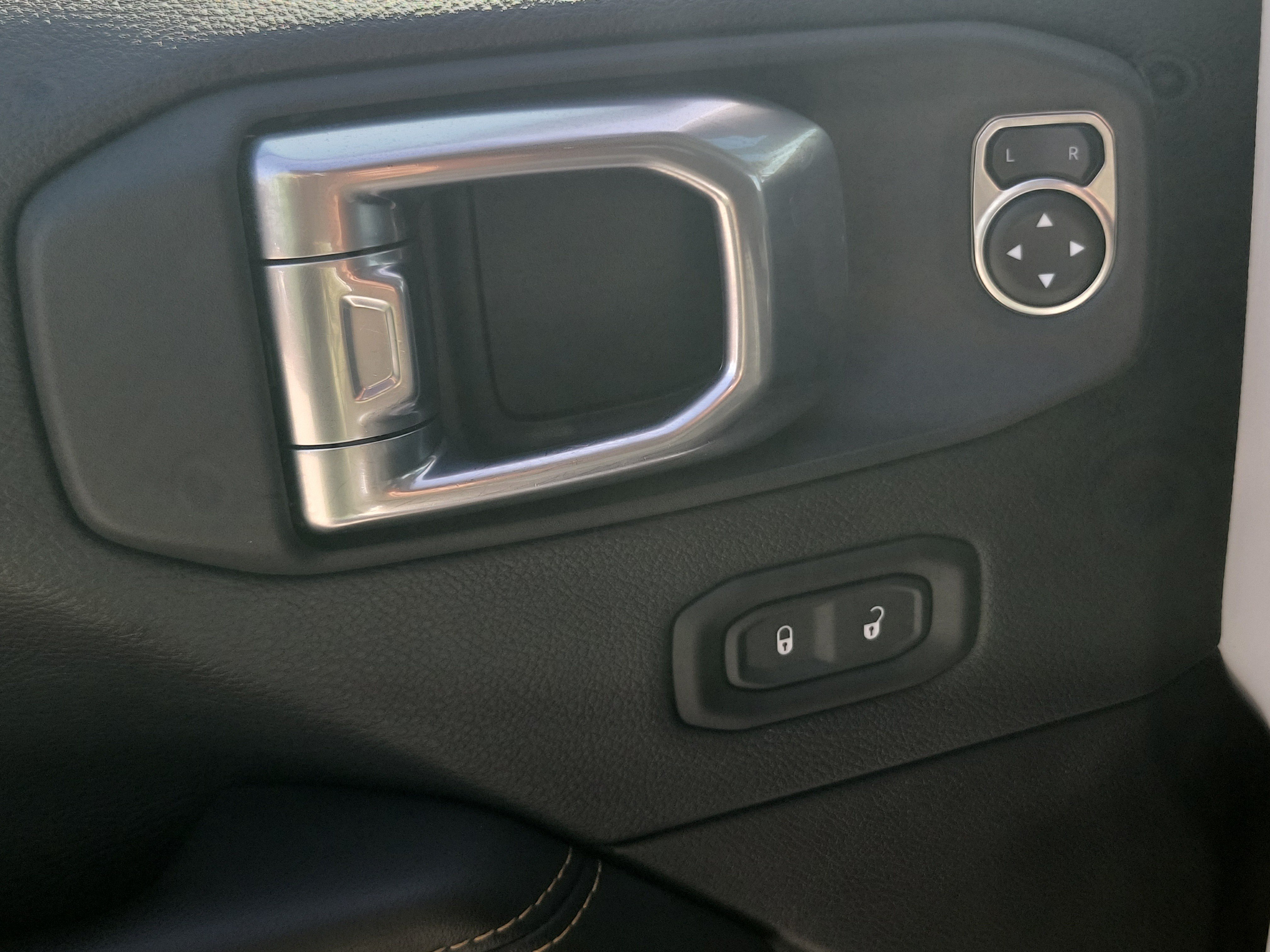 Used 2025 Jeep Wrangler Unlimited Sahara AWD/4WD image 27