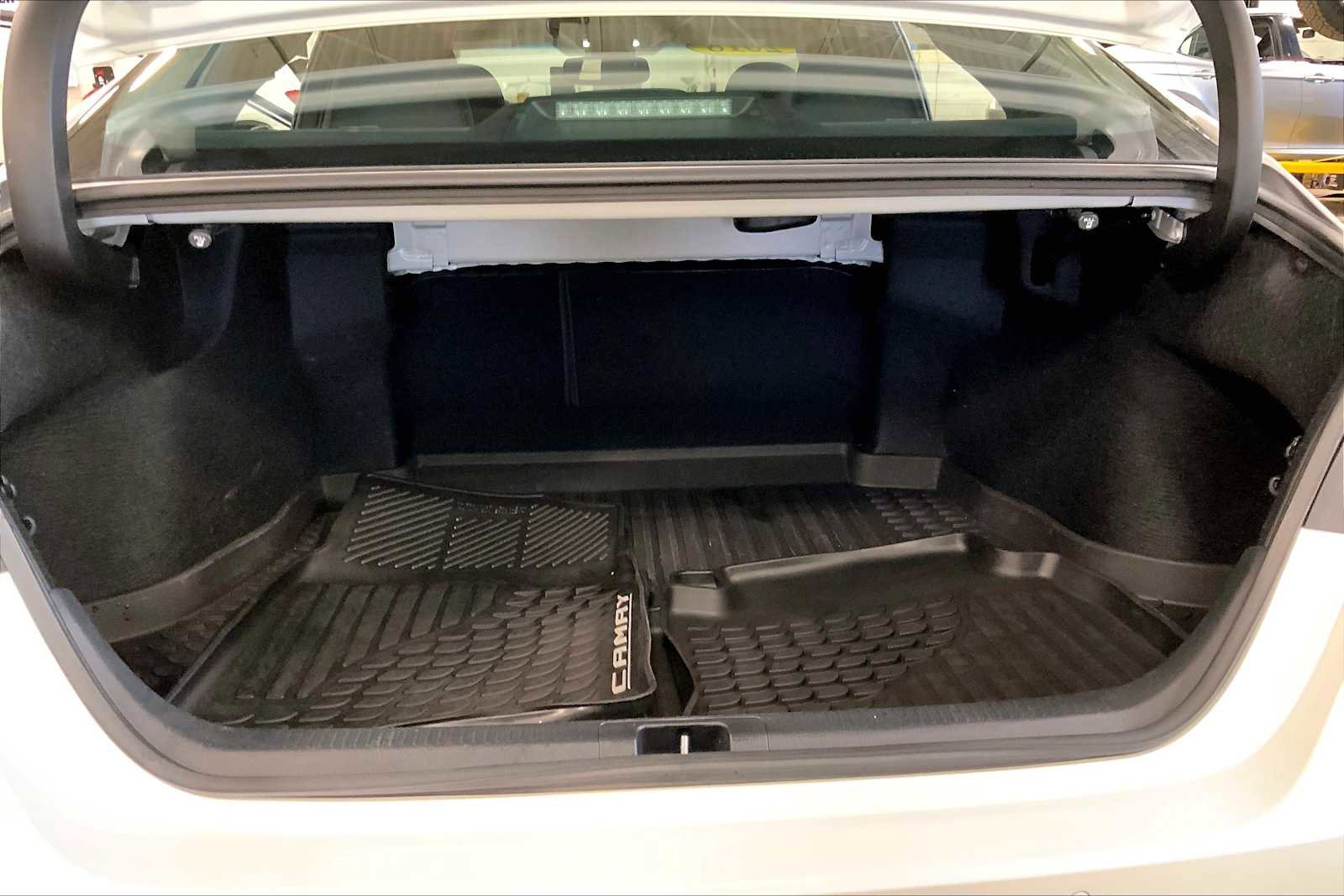 Used 2018 Toyota Camry XLE image 33