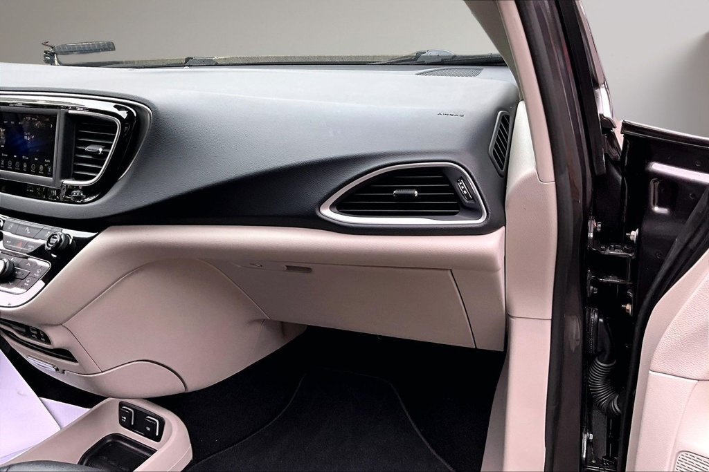 Used 2020 Chrysler Pacifica Touring-L FWD image 25