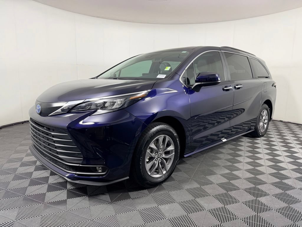 Used 2025 Toyota Sienna XLE w/ XLE Plus Package FWD image 3