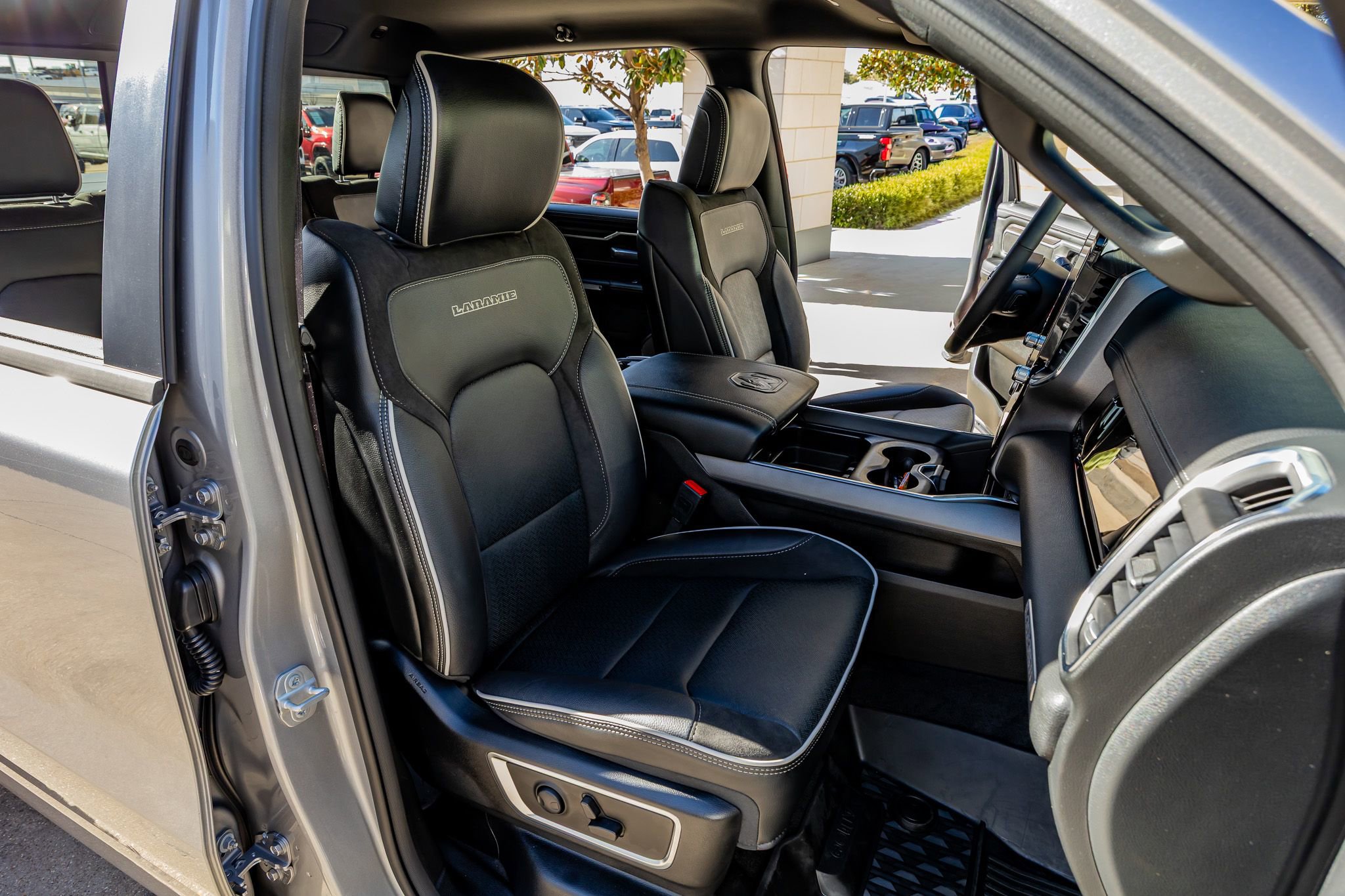 Used 2025 RAM 1500 Laramie w/ Night Edition image 17