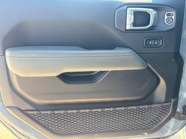 Used 2025 Jeep Gladiator Mojave w/ Convenience Group AWD/4WD image 23