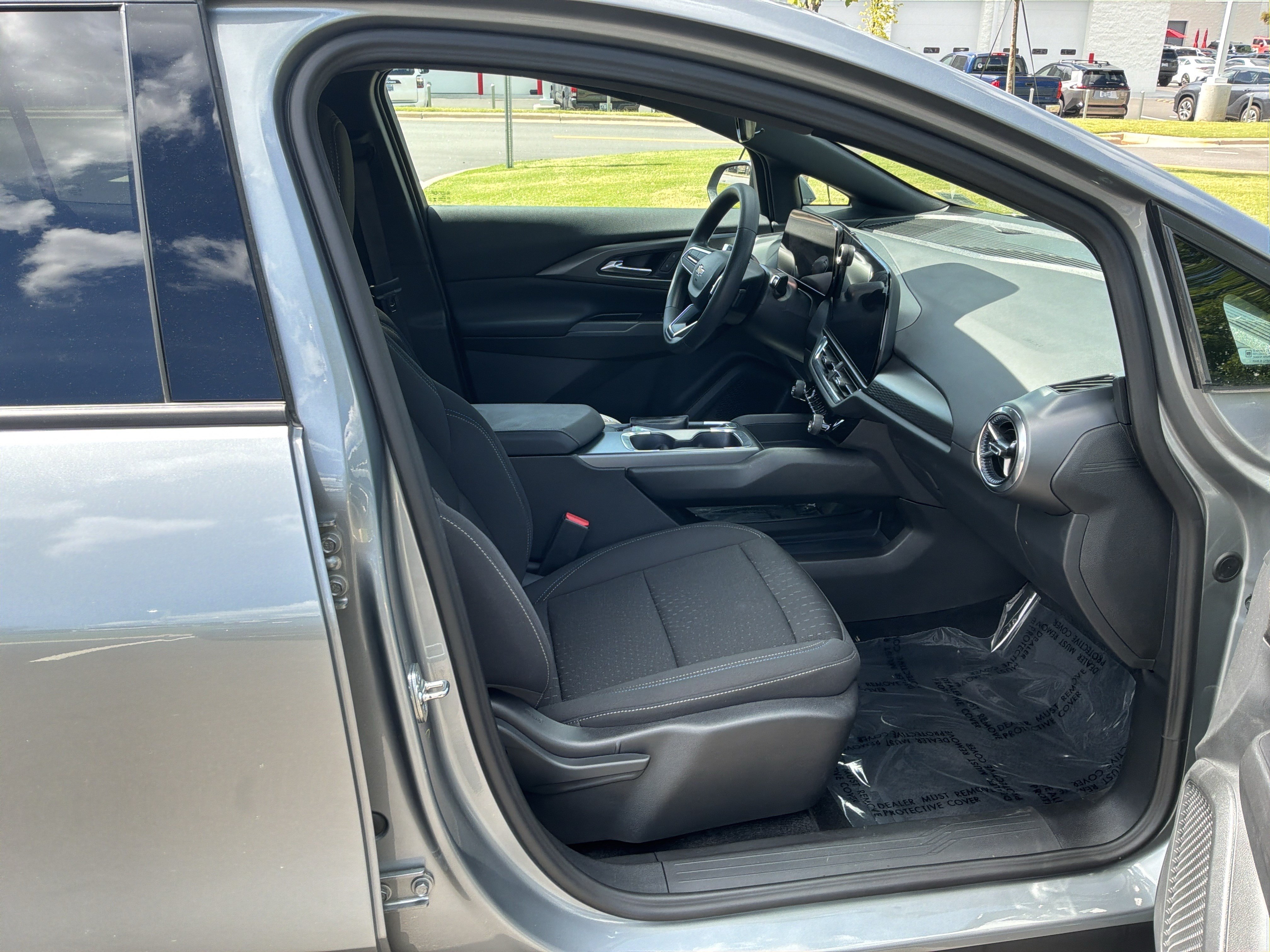 Used 2025 Chevrolet Equinox EV LT FWD image 32