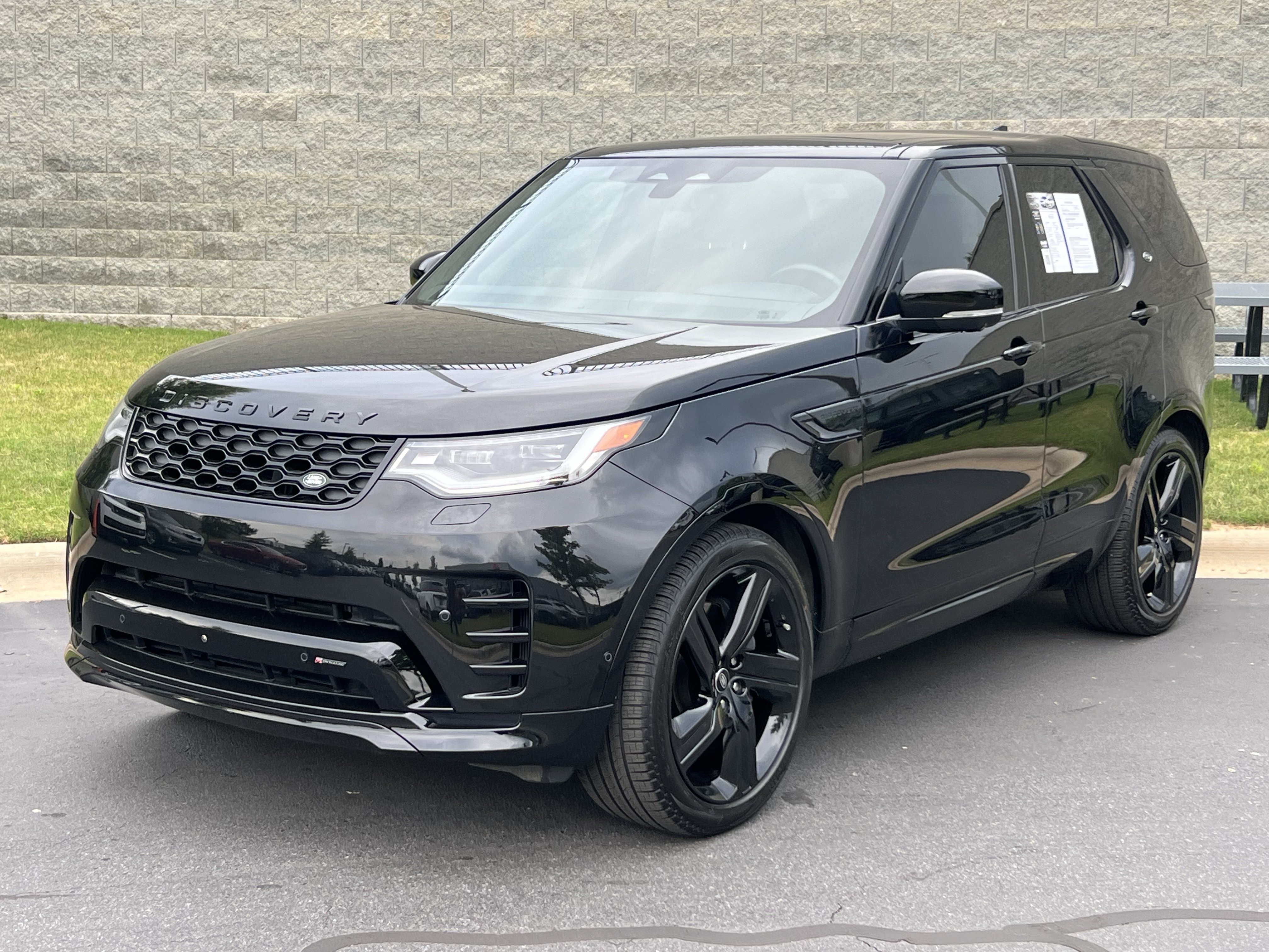 Certified 2023 Land Rover Discovery HSE R-Dynamic AWD/4WD image 1