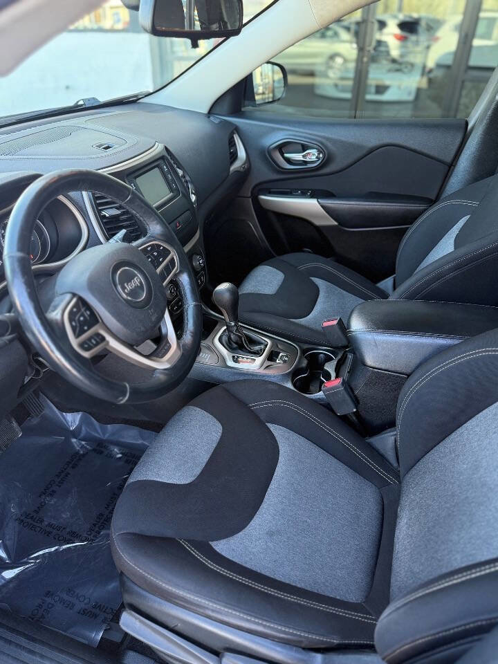 Used 2018 Jeep Cherokee Latitude w/ Cold Weather Group image 9