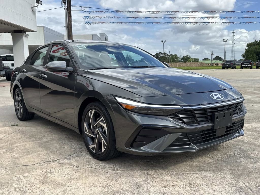 Used 2025 Hyundai Elantra SEL image 2