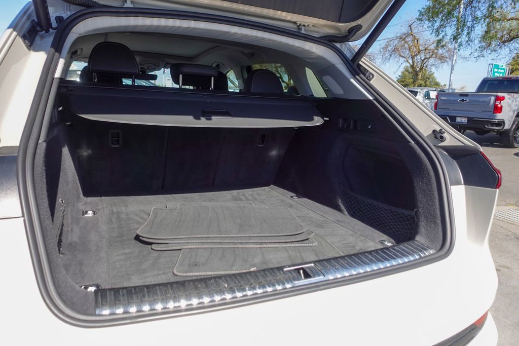 Used 2022 Audi e-tron Premium Plus w/ Premium Plus Package image 25