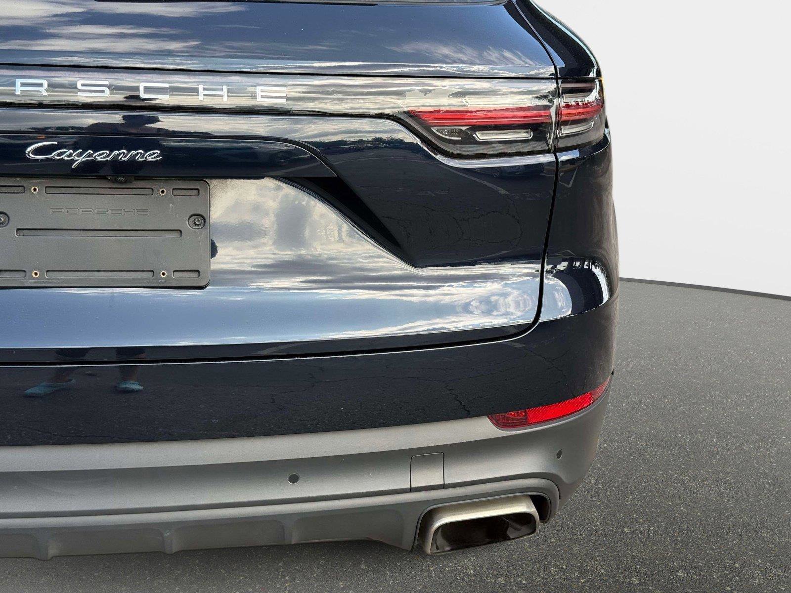 Used 2022 Porsche Cayenne w/ Premium Package image 24