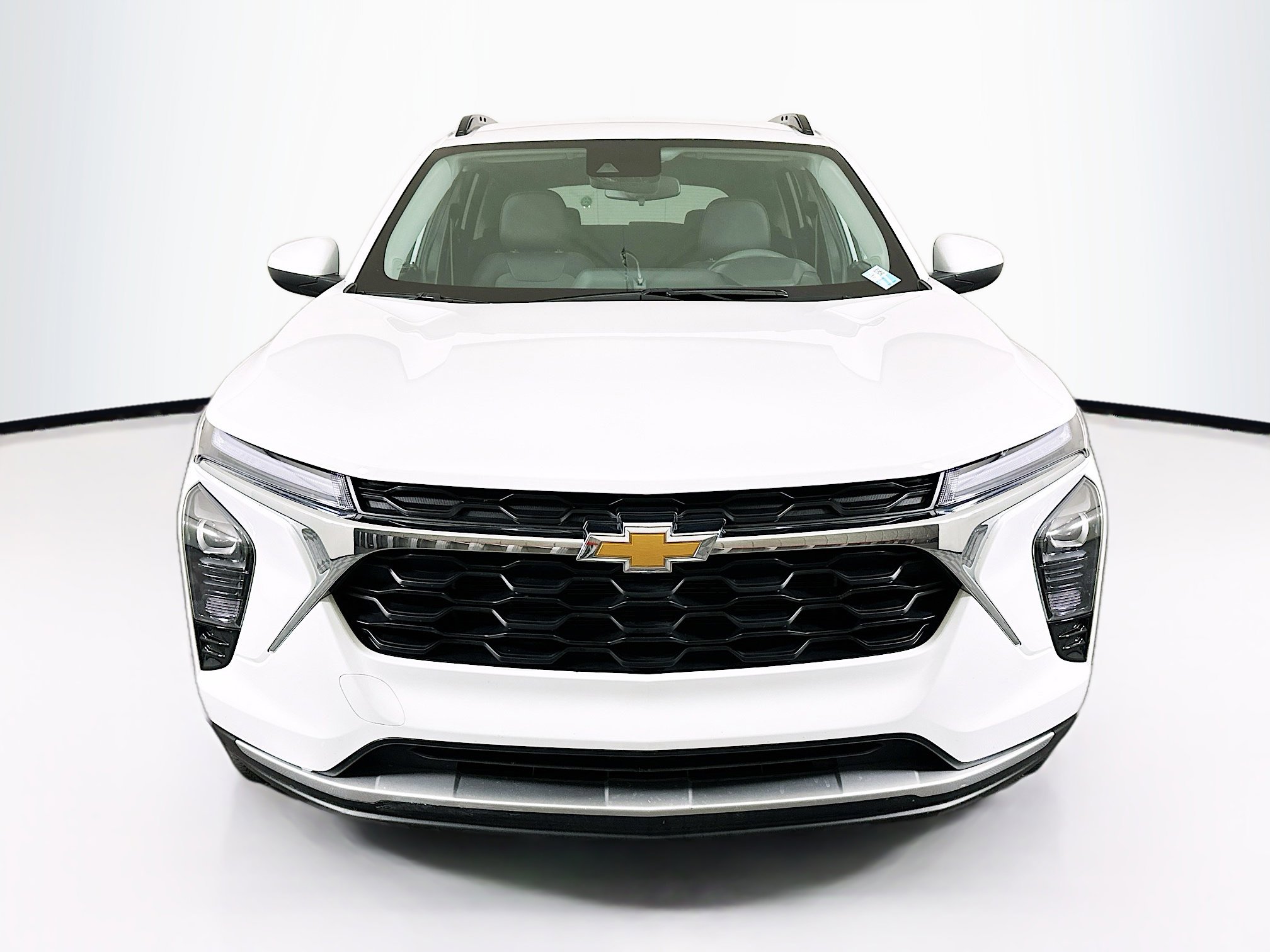 Used 2025 Chevrolet Trax LT image 2