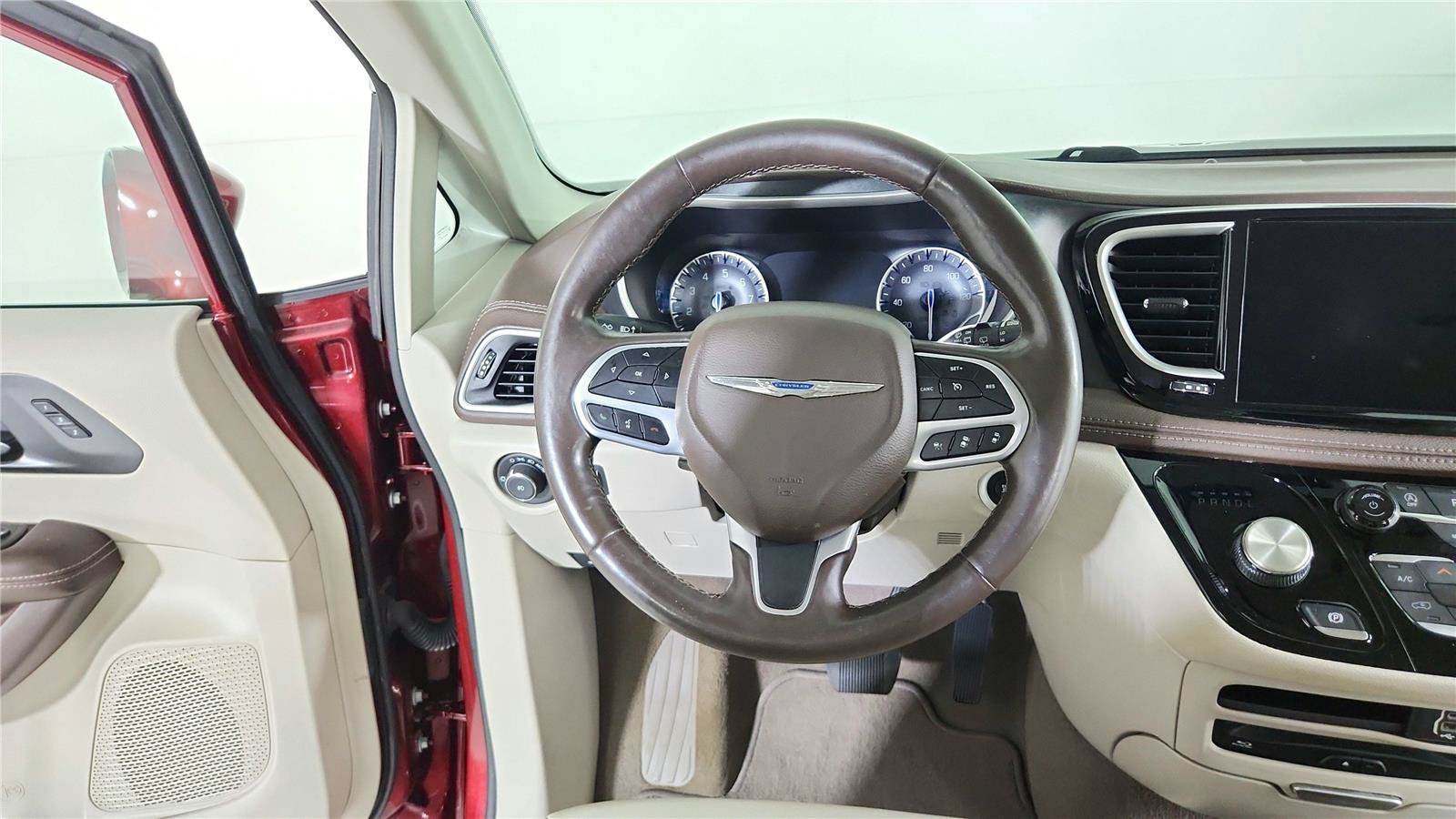 Used 2021 Chrysler Pacifica Touring-L w/ Uconnect Theater Family Group FWD image 13
