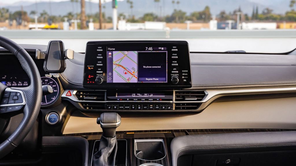 Used 2023 Toyota Sienna Limited image 15