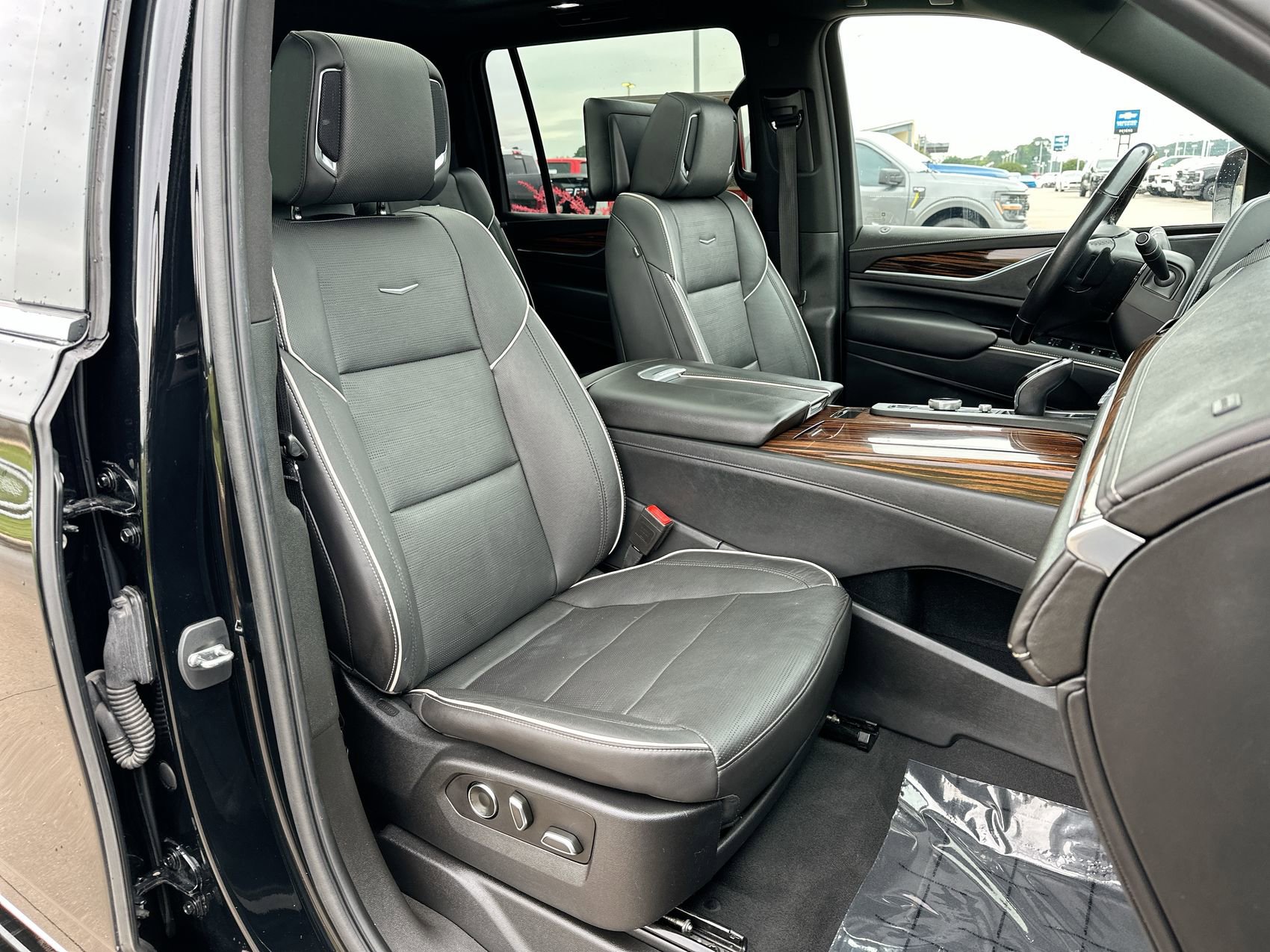Used 2021 Cadillac Escalade ESV Premium Luxury w/ Driver Assist Tech Package AWD/4WD image 28