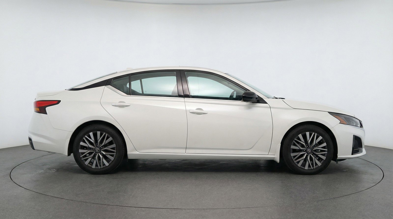 Used 2025 Nissan Altima 2.5 SV image 11