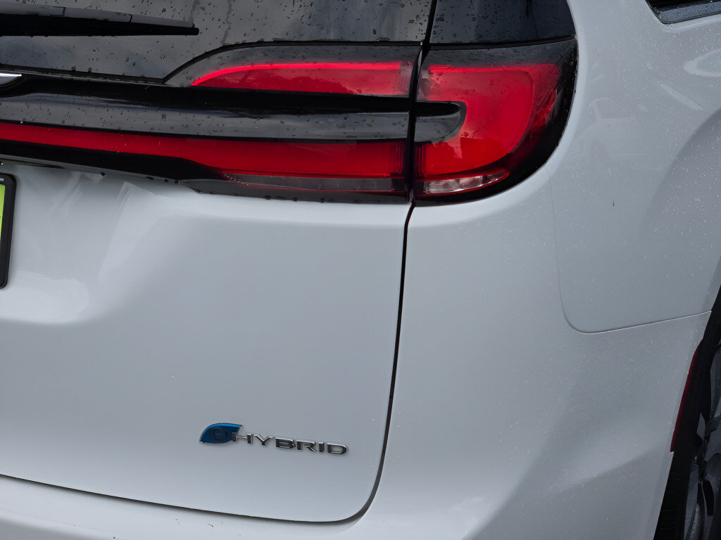 Used 2023 Chrysler Pacifica Touring-L FWD image 14