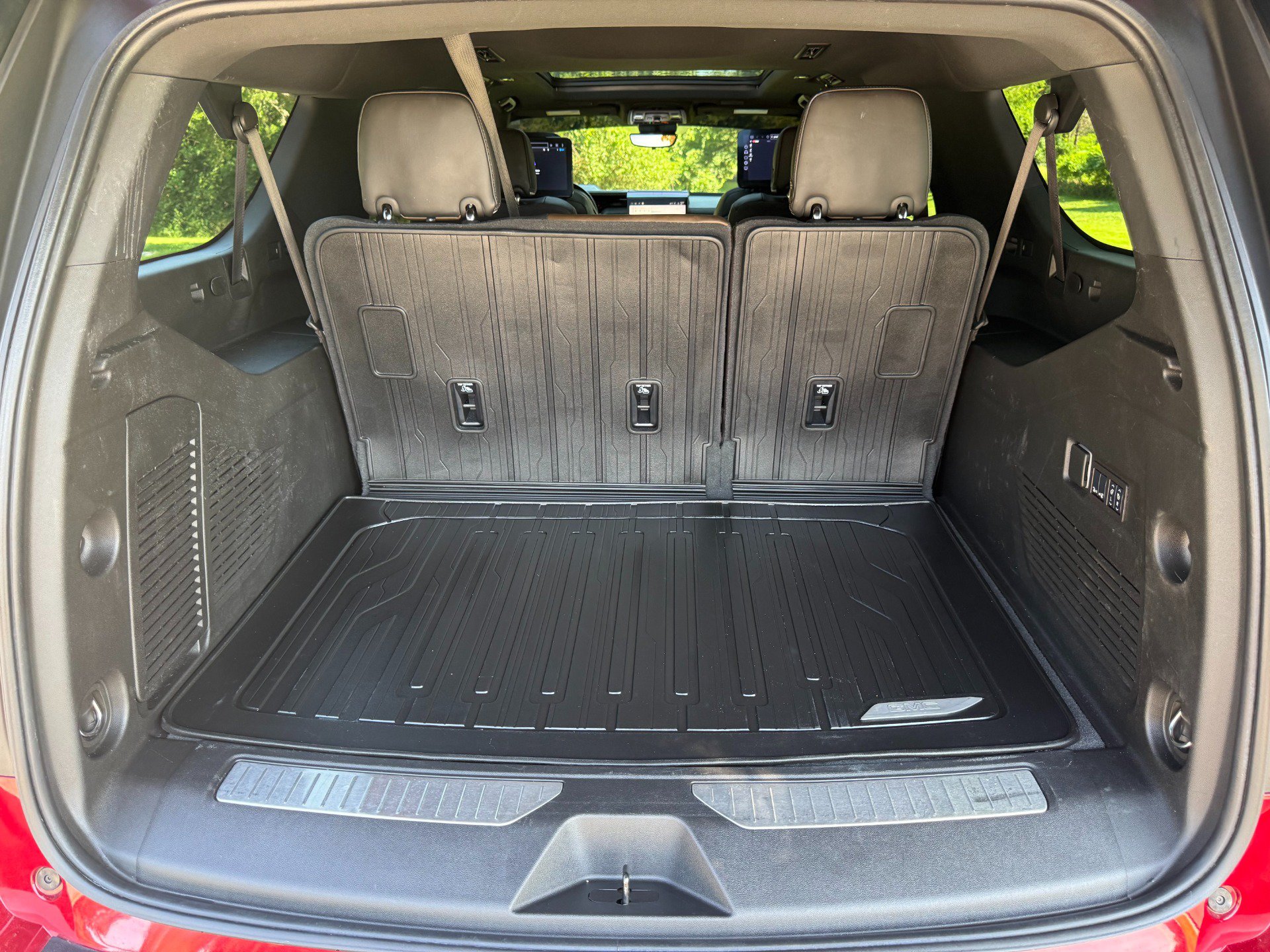 Used 2025 GMC Yukon XL Denali Ultimate w/ LPO, Floor Liner Package AWD/4WD image 25