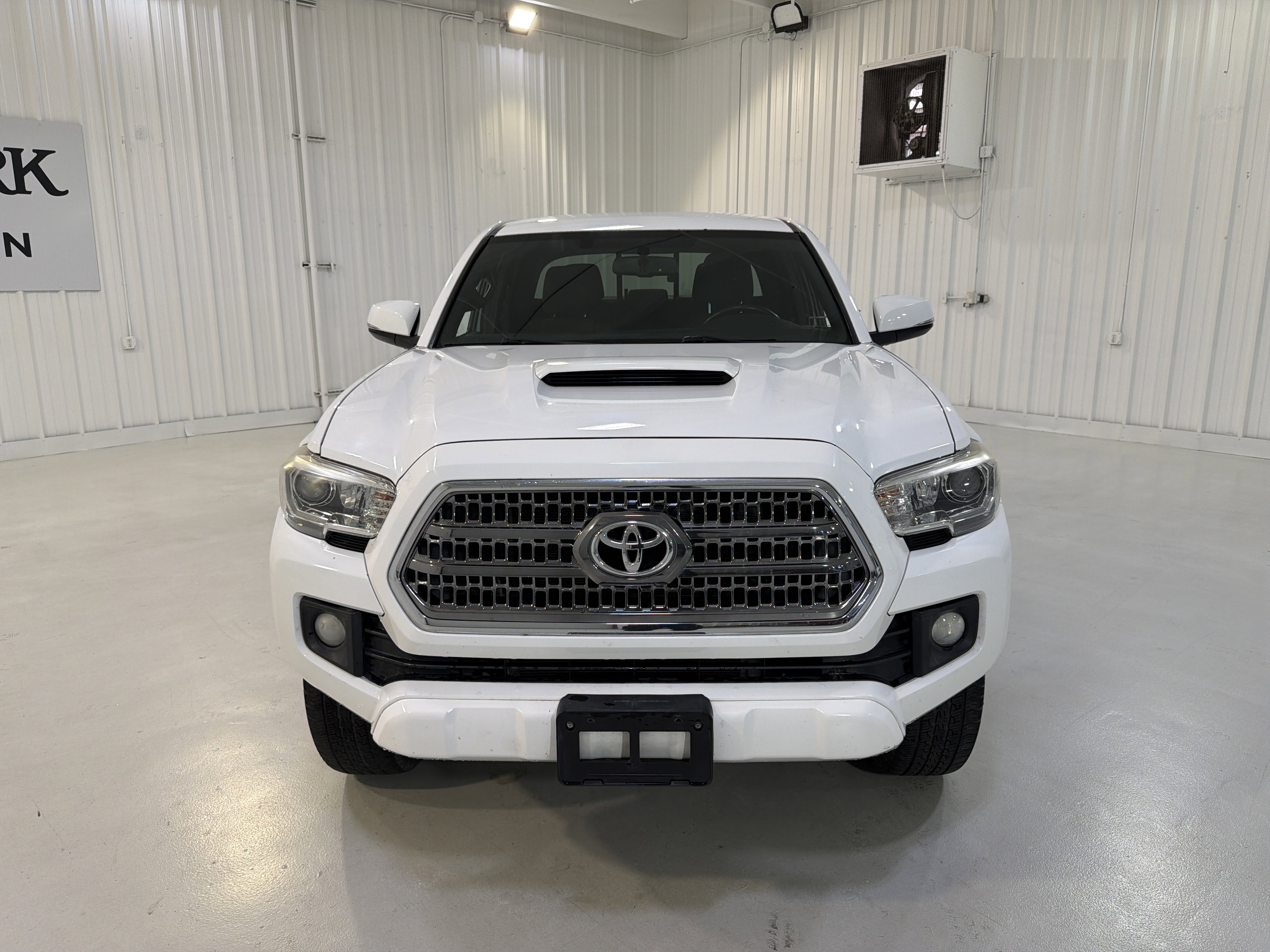Used 2016 Toyota Tacoma TRD Sport w/ Towing Package image 8