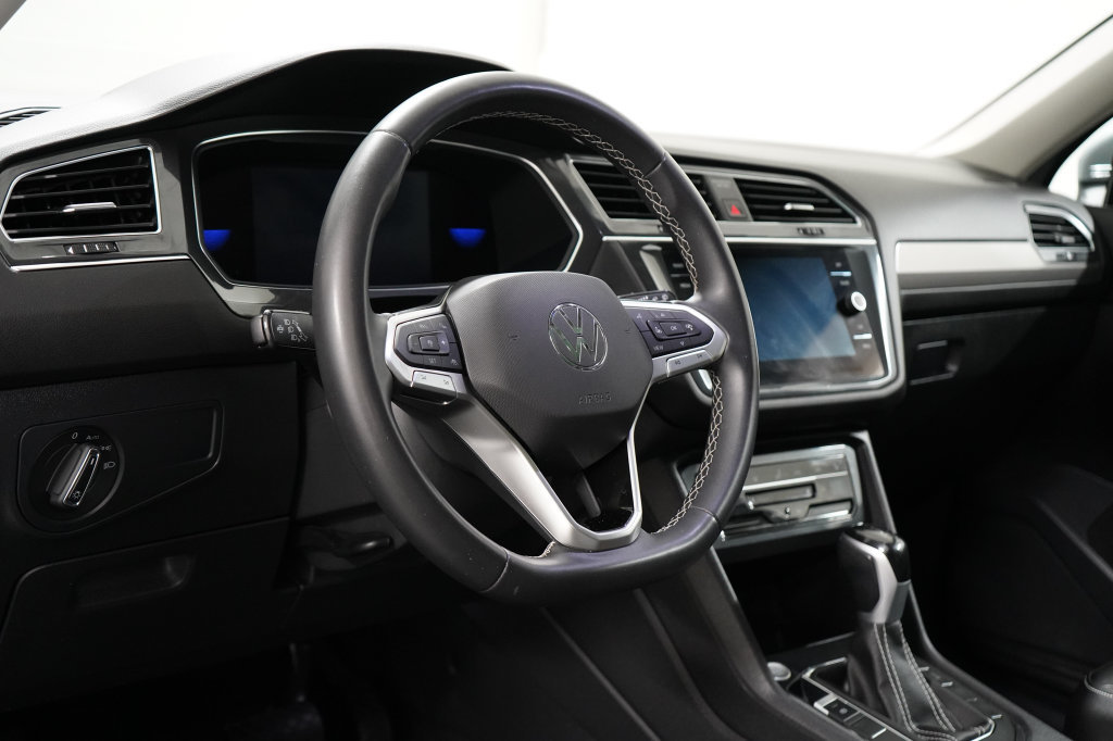 Used 2023 Volkswagen Tiguan SE w/ Panoramic Sunroof Package AWD/4WD image 13