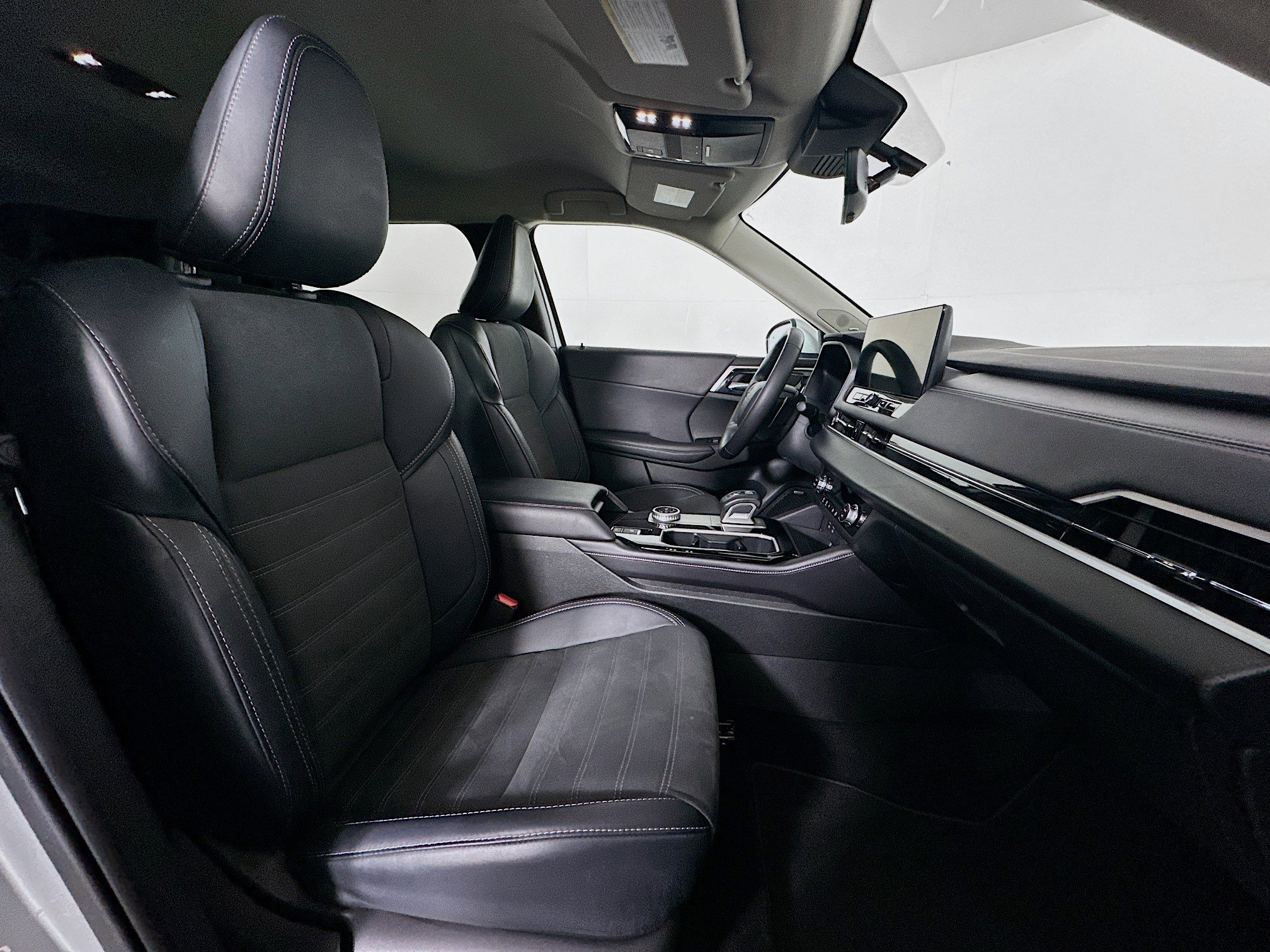 Used 2025 Mitsubishi Outlander SE image 31