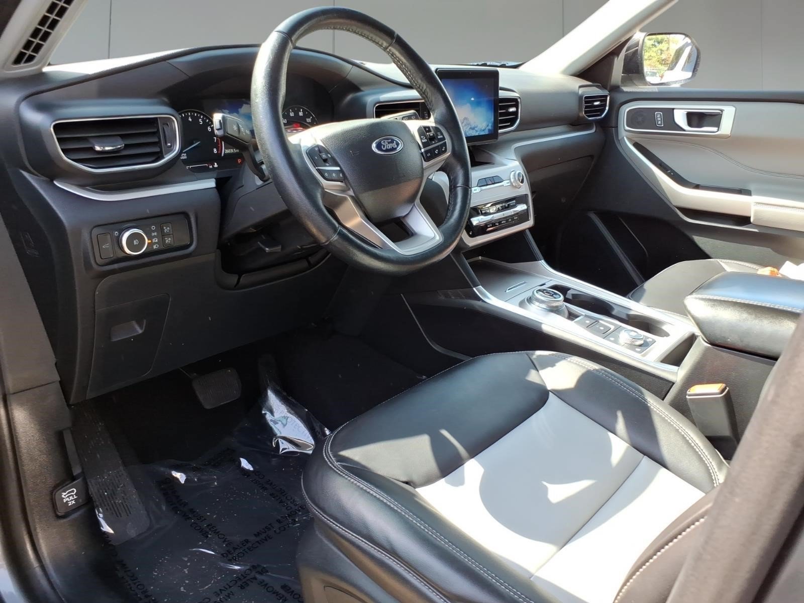Used 2023 Ford Explorer XLT w/ Equipment Group 202A AWD/4WD image 8