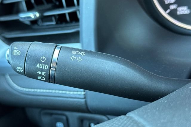 Used 2023 GMC Acadia SLE image 39