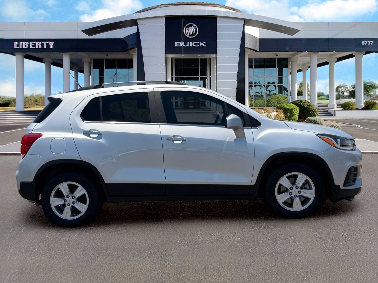 Used 2020 Chevrolet Trax LT w/ LT Convenience Package FWD image 2