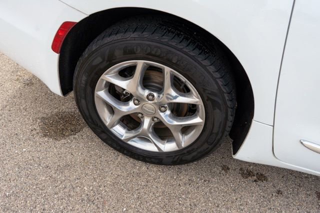 Used 2018 Chrysler Pacifica Limited FWD image 10