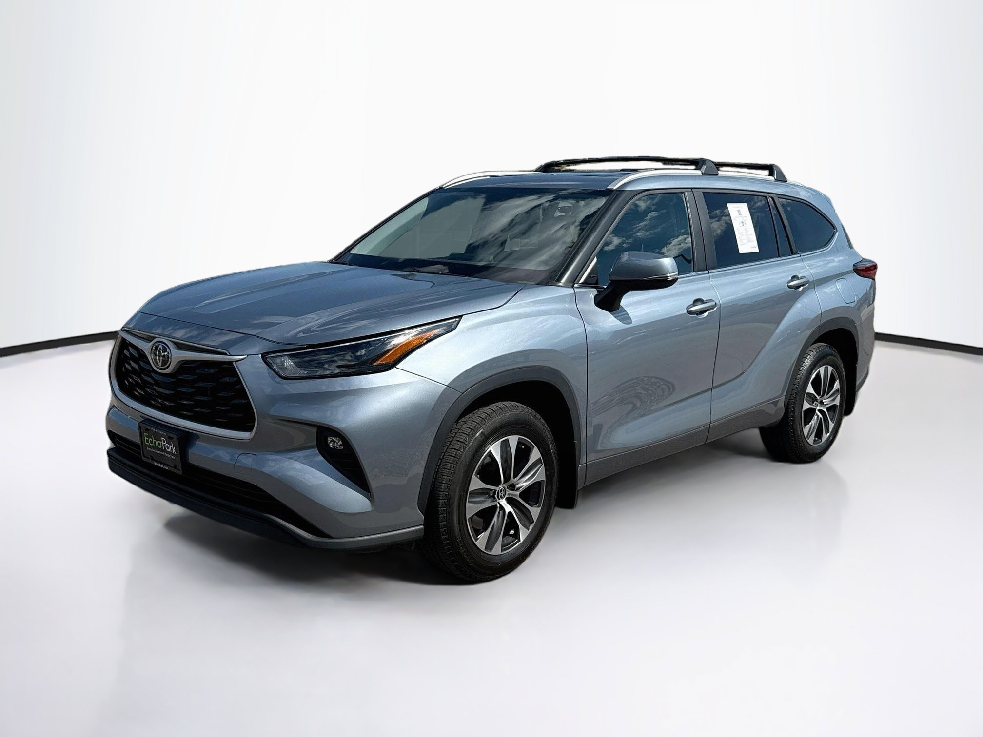 Used 2023 Toyota Highlander XLE AWD/4WD image 3