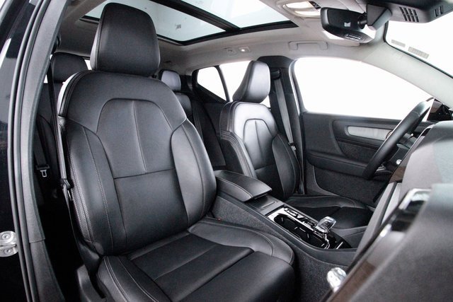 Certified 2025 Volvo XC40 B5 Plus image 22