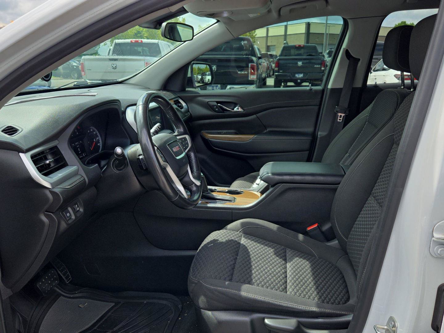 Used 2019 GMC Acadia SLE FWD image 15