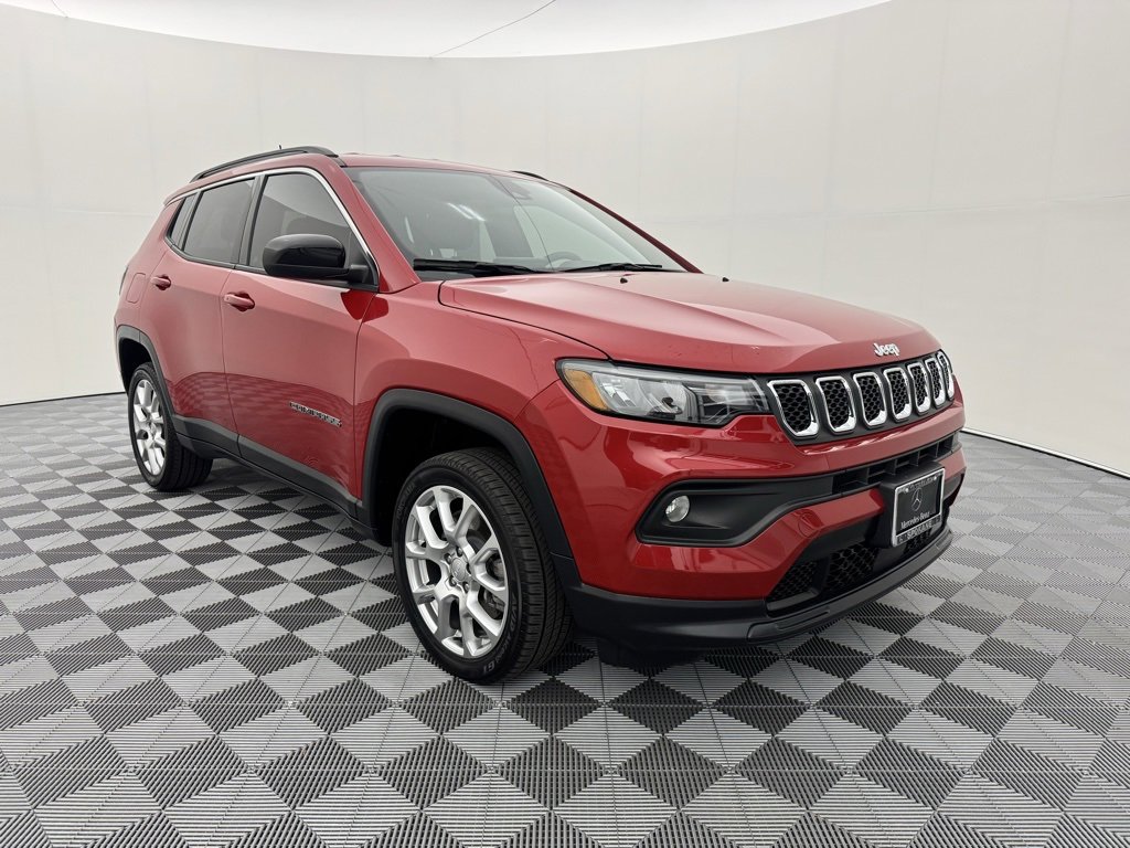 Used 2023 Jeep Compass Latitude image 1