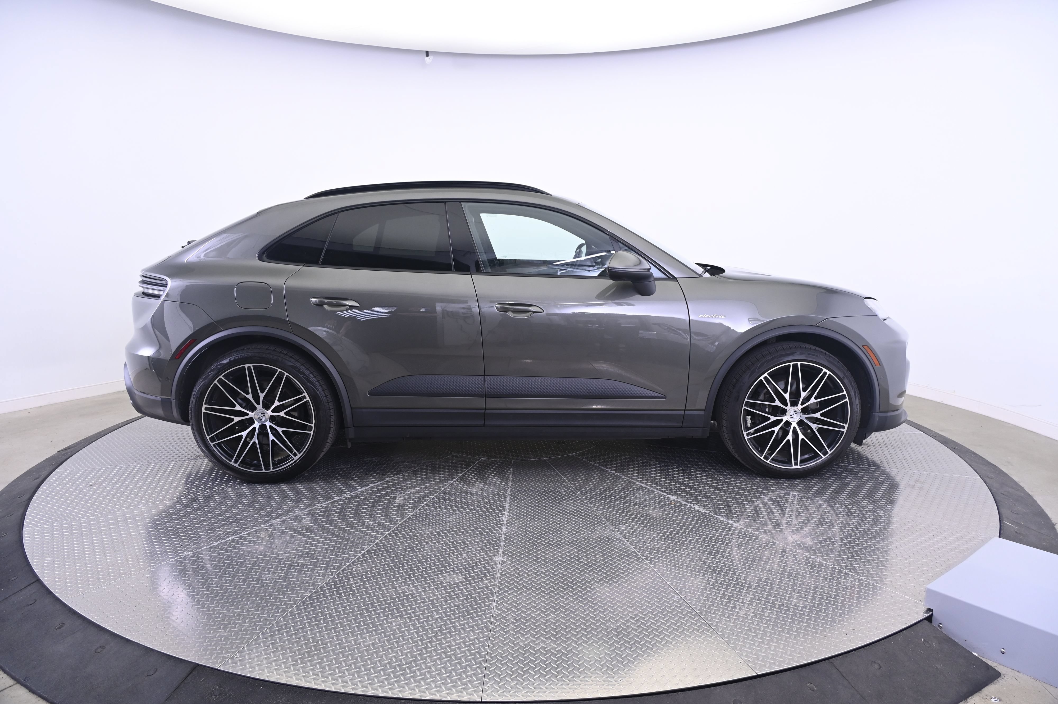 Certified 2024 Porsche Macan 4 Electric AWD/4WD image 8