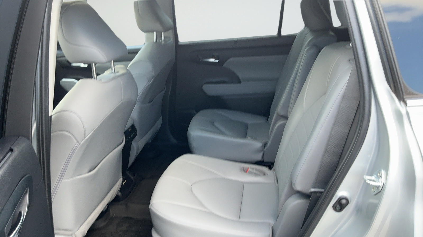 Used 2021 Toyota Highlander XLE AWD/4WD image 41