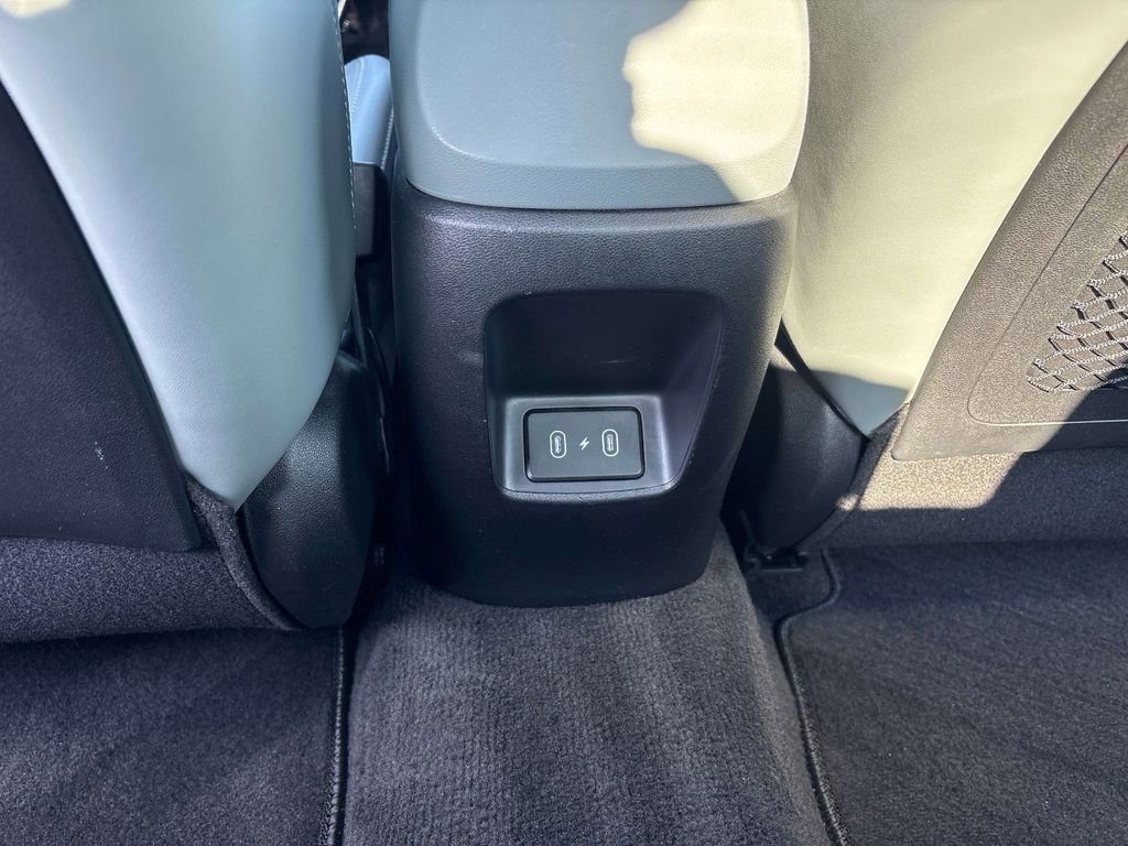 Used 2024 Hyundai Elantra Limited image 13
