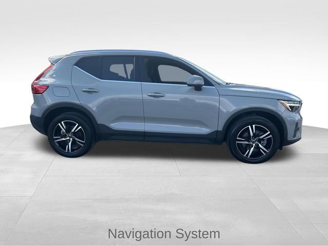 Used 2024 Volvo XC40 B5 Core image 2