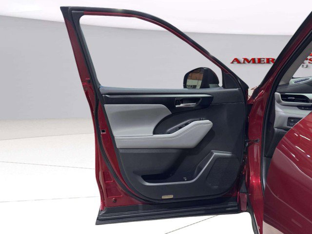 Used 2021 Toyota Highlander XLE image 23