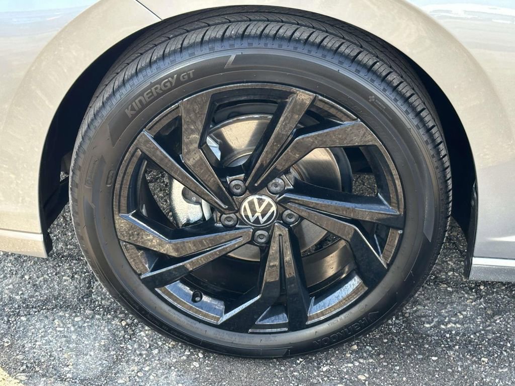 Used 2025 Volkswagen Jetta SE w/ Sunroof Package image 9