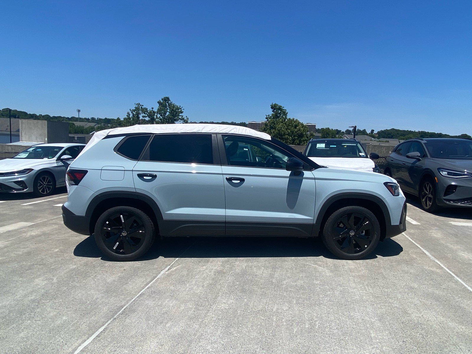 New 2026 Volkswagen Taos SE FWD image 2