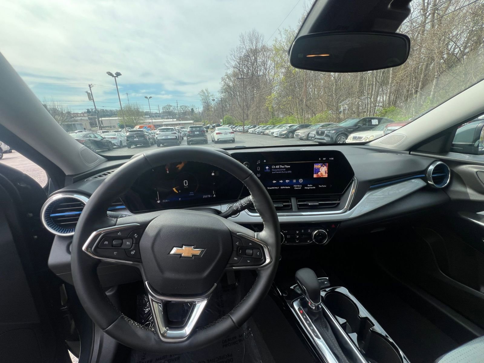 Used 2025 Chevrolet Trax LT w/ LT Convenience Package FWD image 28