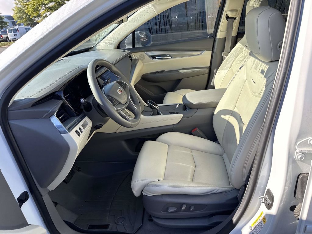 Used 2017 Cadillac XT5 Premium Luxury w/ Driver Assist Package FWD image 6