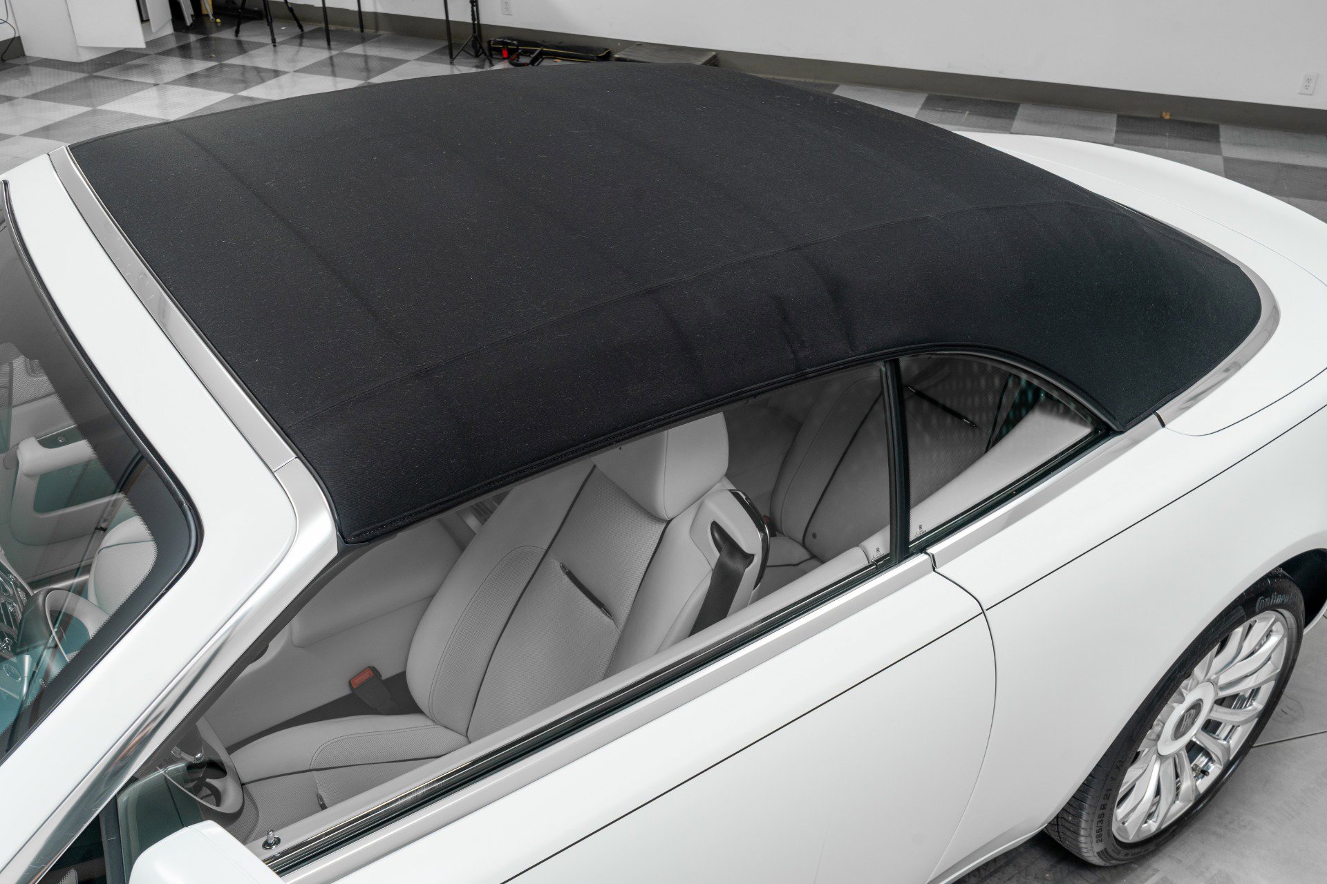 Used 2020 Rolls-Royce Dawn RWD image 40