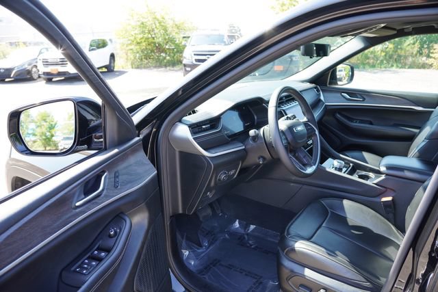 Certified 2025 Jeep Grand Cherokee L Limited w/ Luxury Tech Group II AWD/4WD image 14