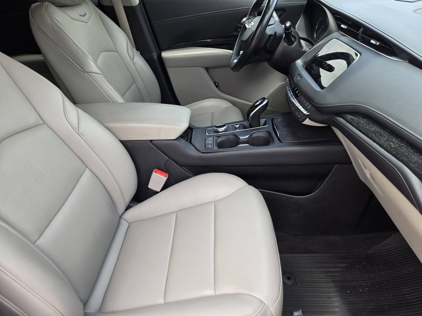 Used 2022 Cadillac XT4 Premium Luxury w/ Enhanced Visibility Package FWD image 17