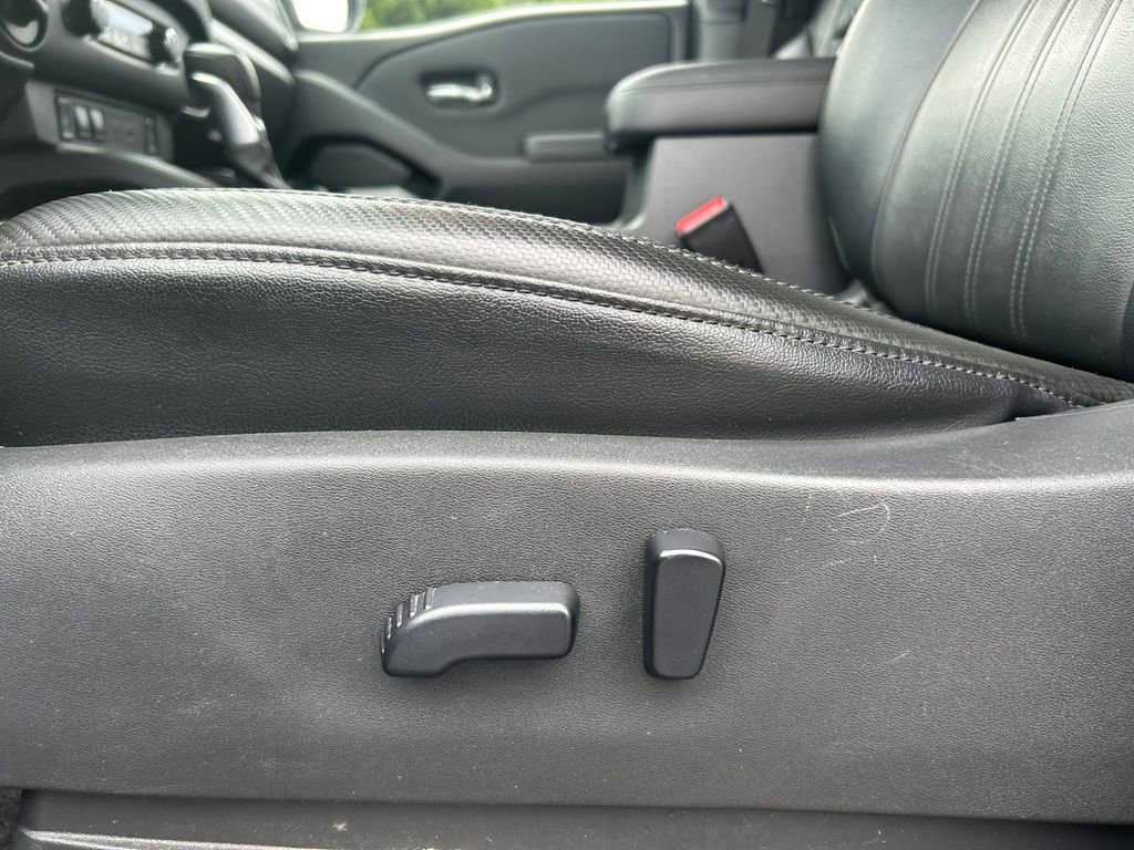 Used 2022 Nissan Frontier PRO-4X w/ Pro-4X Premium Package image 13