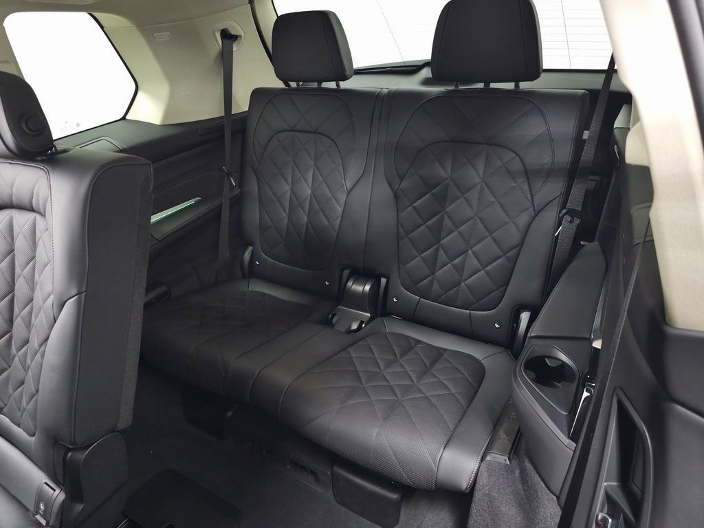 Used 2025 BMW X7 xDrive40i w/ Climate Comfort Package image 39