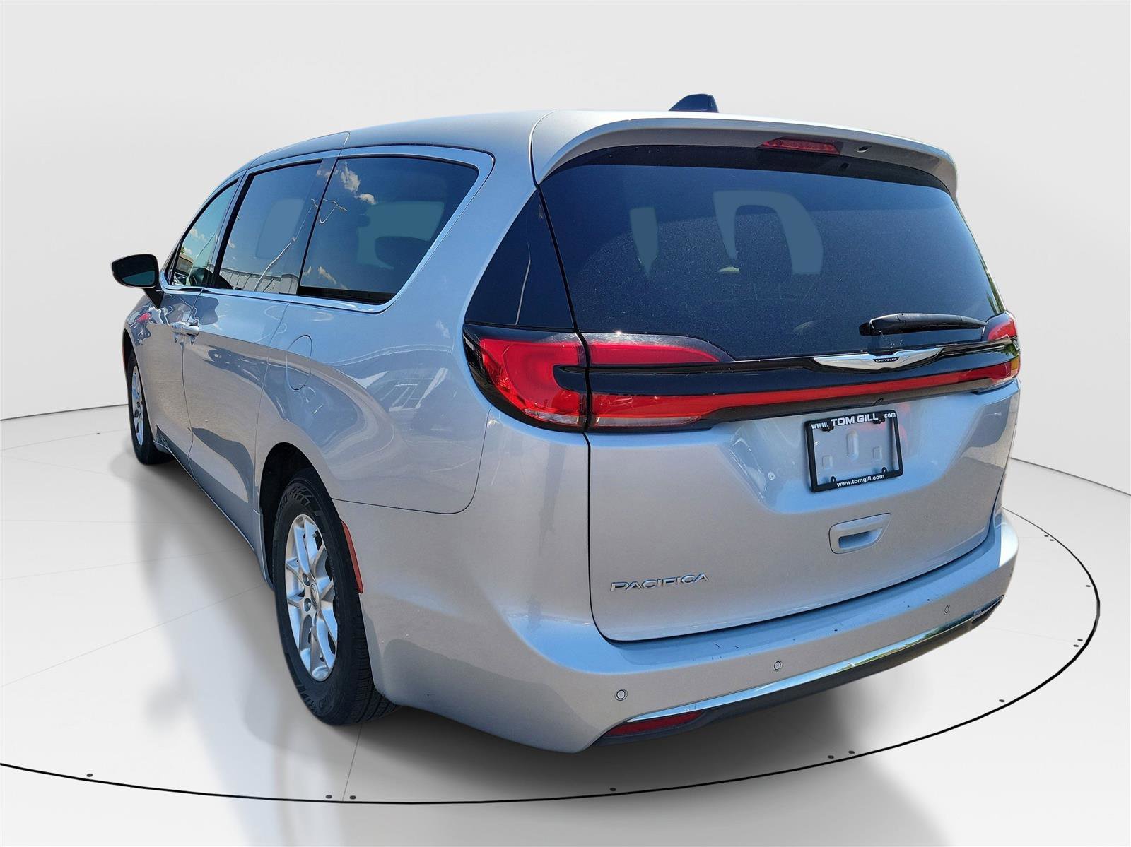 Used 2023 Chrysler Pacifica Touring-L FWD image 3