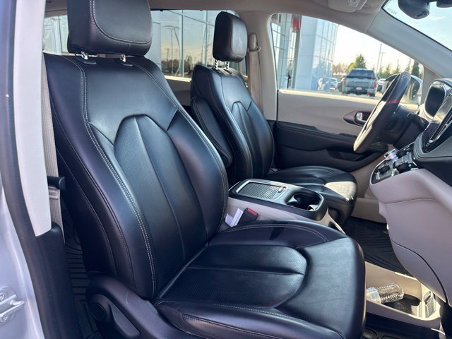 Used 2023 Chrysler Pacifica Touring-L AWD/4WD image 22