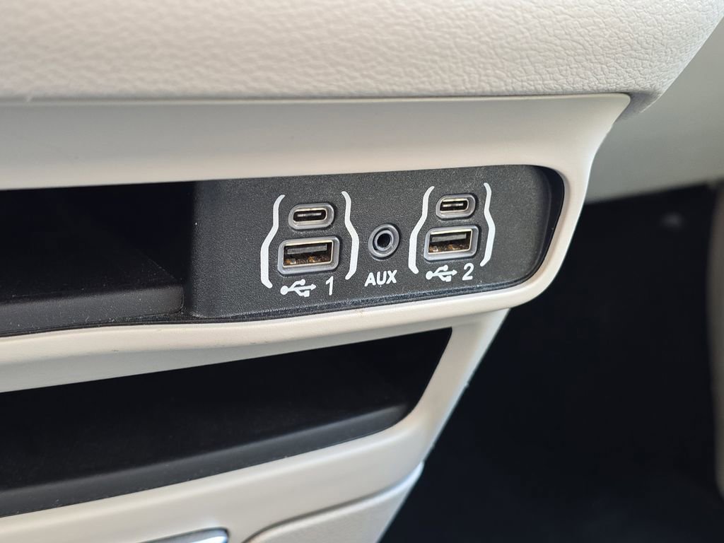 Used 2024 Chrysler Pacifica Touring-L FWD image 30