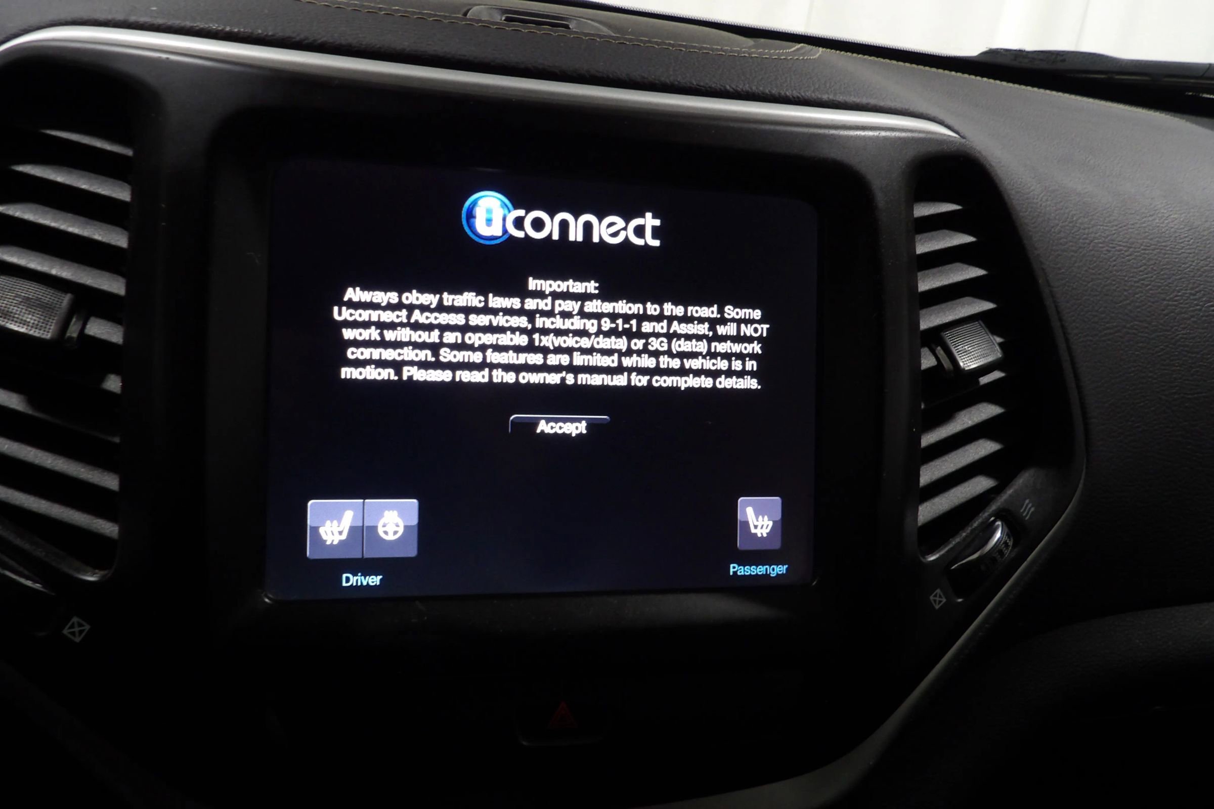Used 2018 Jeep Cherokee Latitude Plus w/ Cold Weather Group AWD/4WD image 12