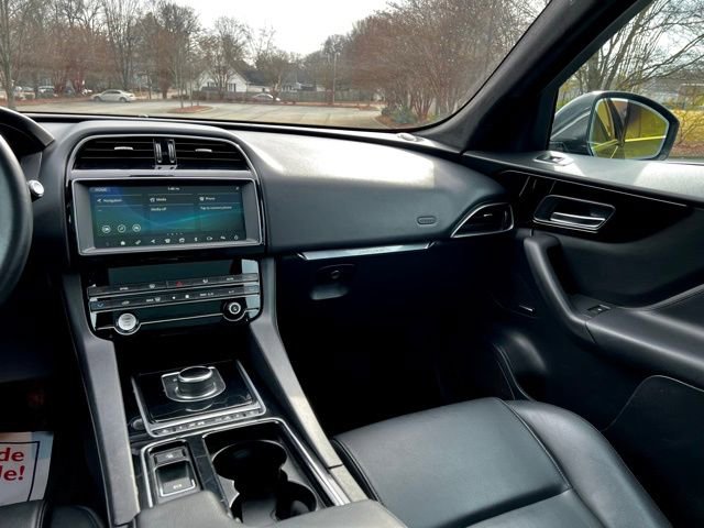 Used 2020 Jaguar F-PACE Premium image 30