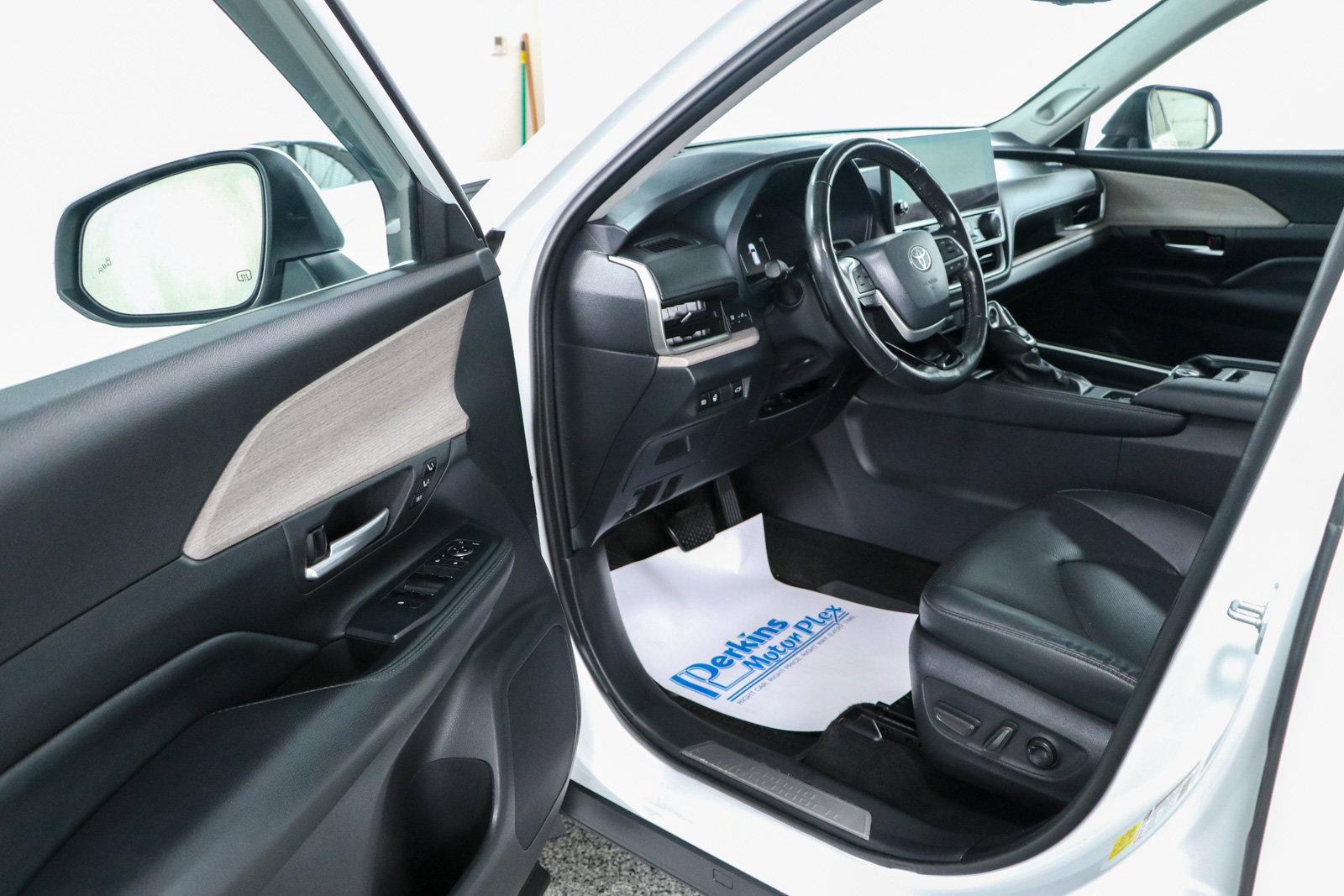 Used 2024 Toyota Grand Highlander AWD image 3